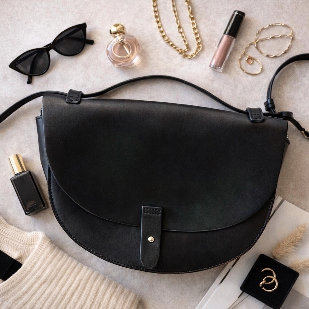 GAP Black Faux Leather Crossbody Saddle Bag Minimalist Quiet Luxury Clean Girl